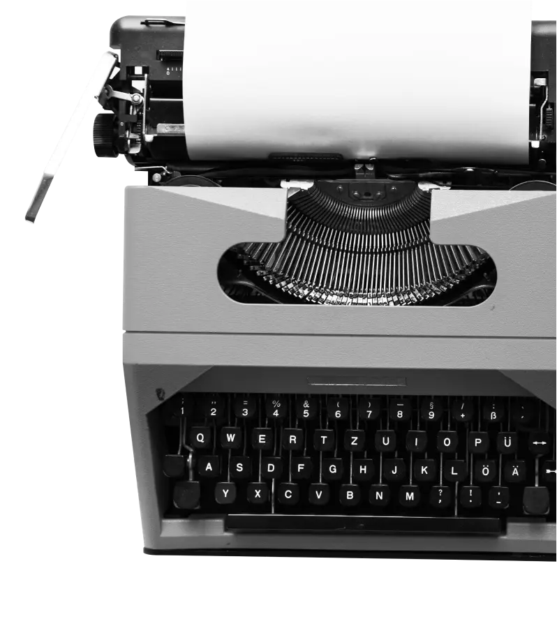 Een vintage handmatige typemachine met een vel wit papier erin, gezien vanuit een licht schuin bovenperspectief, waarbij de zwarte toetsen en metalen typebalken tegen een grijze behuizing worden benadrukt. de afbeelding heeft een zwarte achtergrond.